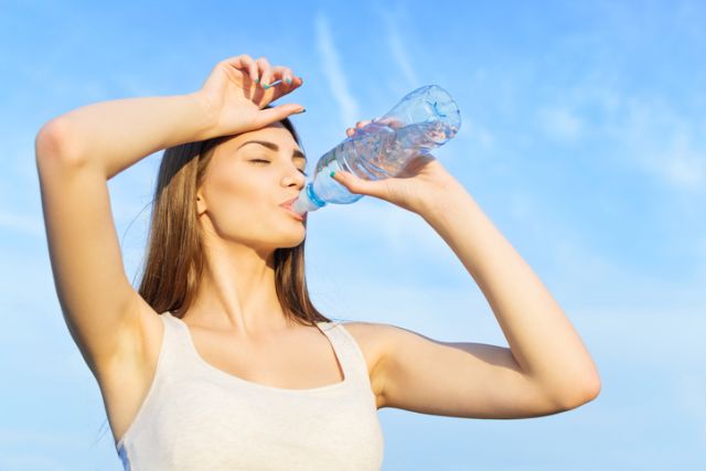 Hladna čaša vode – dobro osveženje ili greška?