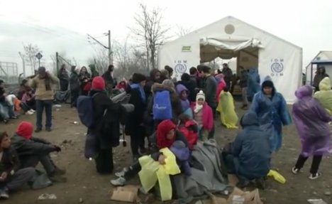 IDU PEŠICE AUTO-PUTEM: Hiljade ljudi zarobljeno na granici Grčke i Makedonije