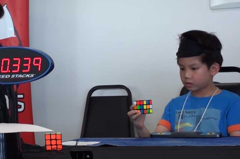 Ima 7 godina i rešava Rubikovu kocku sa povezom preko očiju! VIDEO