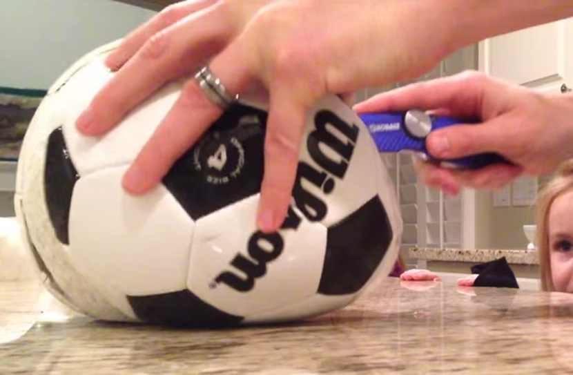 Isekao je fudbalsku loptu na pola i nije mogao da veruje šta je stvarno u njoj! Zaprepastiće i vas! (VIDEO)