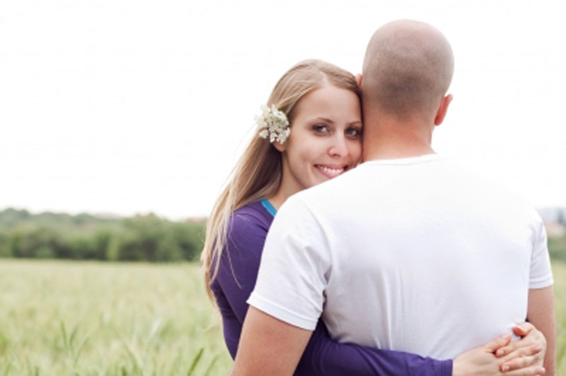 Iz muškog ugla: Šta se zaista dešava kada zagrlite svog parnera?