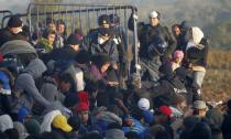 Izbeglice probile prolaz kod Bapske, u Brežicama gori kamp