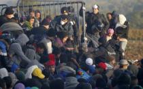 
					Izbeglice probile prolaz kod Bapske 
					
									