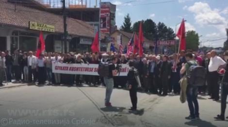JAKE POLICIJSKE SNAGE U DEČANIMA Albanci održali protest zbog manastirske zemlje