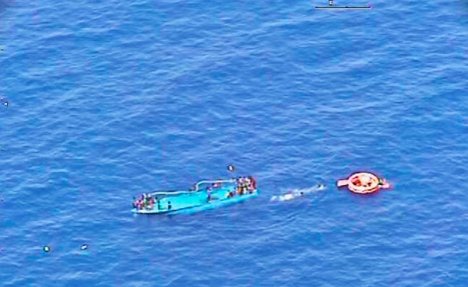 JOŠ JEDNA NESREĆA KOD LIBIJE: Prevrnuo se brod sa migrantima, utopilo se 30 ljudi