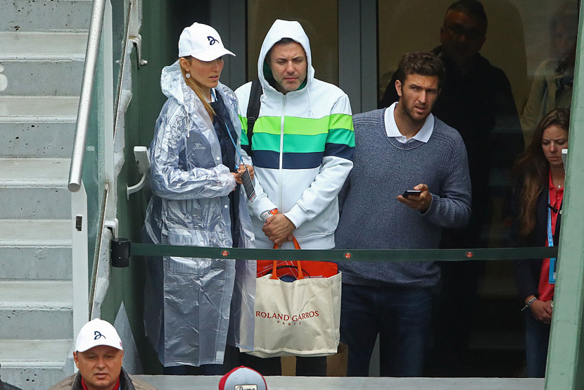 Jelenu Đoković ni kiša ne sprečava da bodri Novaka (FOTO)