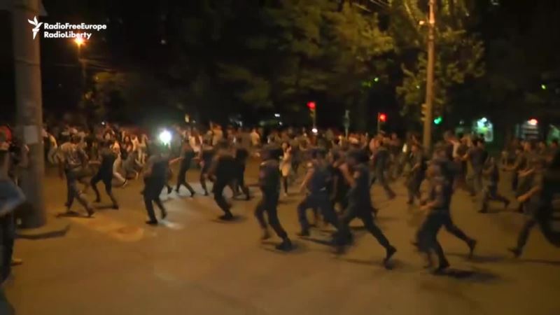 Jerevan: Desetine ranjenih u sukobima policije i demonstranata