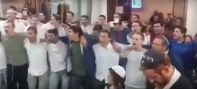 Jevrejski doseljenici i vojnici u džamiji proslavili svoj praznik, sprečavajući muslimane da klanjaju (Video)