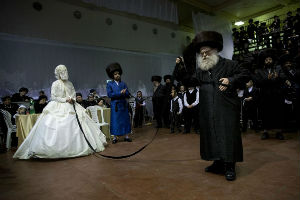 Jevrejsko venčanje decenije! Mladu s drugačkom trakom u rukama dovode pred goste