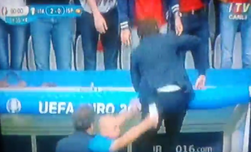 KONTE POLUDEO OD SREĆE: Penjao se na kućicu posle gola Pelea u 92. minutu (VIDEO)