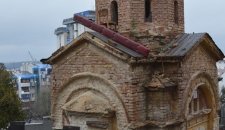 KORISTILI STOLOVE KAO MERDEVINE Lopovi pokušali da skinu bakarni krov sa kapele