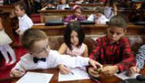 KREDA CRTA MAŠTOM 400 dece iz Srbije zaselo u poslaničke klupe