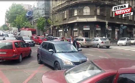 (KURIR TV) KOLAPS U CENTRU BEOGRADA: Zbog sudara u Takovskoj blokiran saobraćaj
