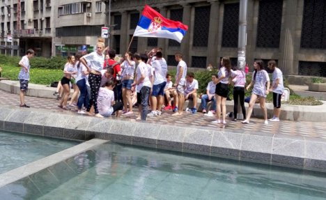 (KURIR TV) VESELO U CENTRU BEOGRADA: Osmaci kraj škole proslavili u fontani!