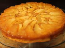 Kako da napravite prevrnuti karamel kolač s jabukama (VIDEO) 