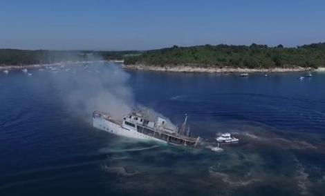 Kako je potapanje broda JNA izgledalo iz vazduha, sa palube i pod vodom (VIDEO)