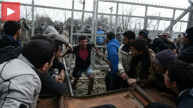 Kamenice i suzavac na Đevđeliji, migranti probili ogradu, najmanje 30 povređenih