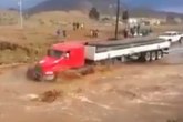 Kamionom protiv nabujale reke (VIDEO)