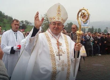 Kardinal Puljić se posle protesta žena izvinio štracama