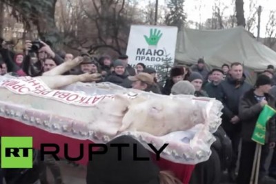 Kijev: Poljoprivrednici sahranili svinju ispred parlamenta (VIDEO)