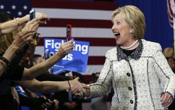 
					Klintonova ubedljivo pobedila u Južnoj Karolini 
					
									