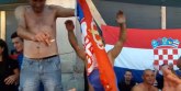 Knin: Zapaljena srpska zastava uz taktove Tompsona / VIDEO