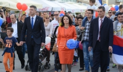 Koalicija Dveri DSS u porodičnoj šetnji u Novom Sadu