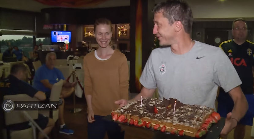 Kome je to Saša Ilić nosio tortu? (VIDEO)