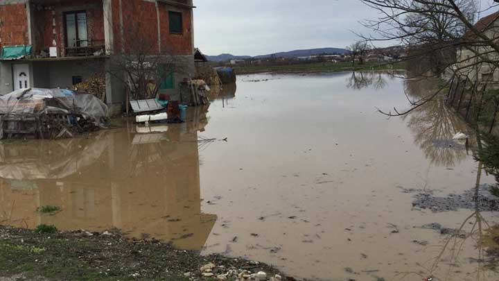Kosovo: Poplavljene pojedine ulice u Gračanici i Ugljaru