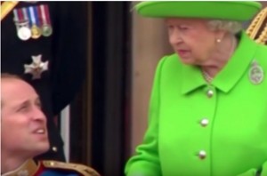 Kraljica Elizabetha obrukala princa Williama pred celim svetom