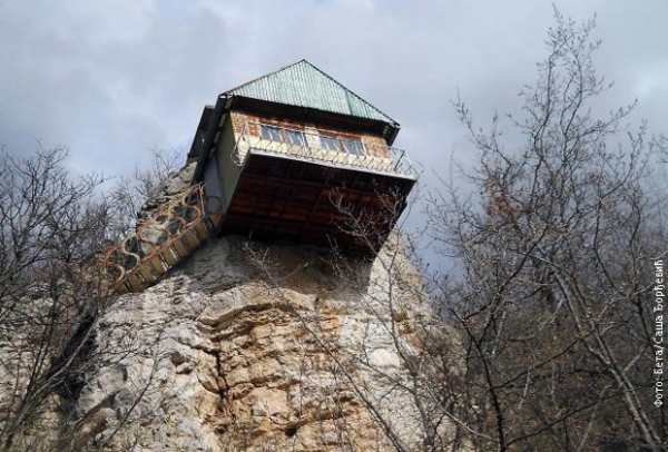 Kućica na steni kraj Bele Palanke jedinstvena u Srbiji