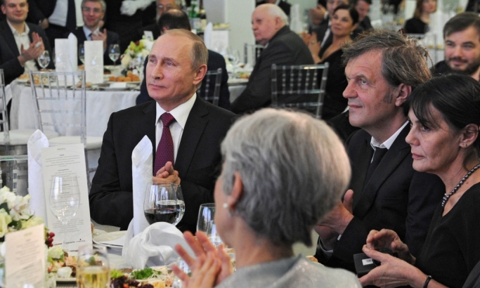 Kusturica sedeo za stolom sa Putinom, a onda mu i zapevao