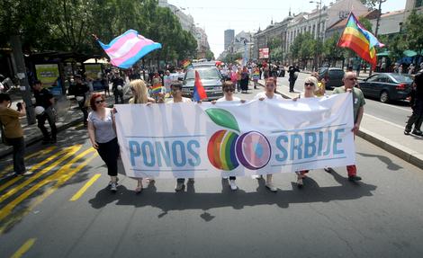 LGBT ŠLJIVA Transparent Ponos Srbije prošetao Beogradom (FOTO)