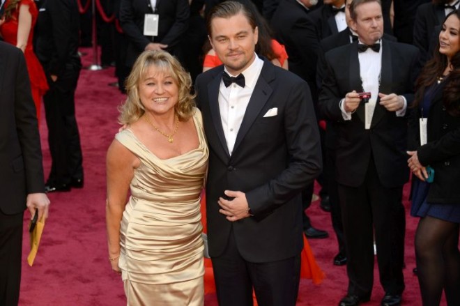 Leonardo Dikaprio na dodelu Oskara vodi – majku