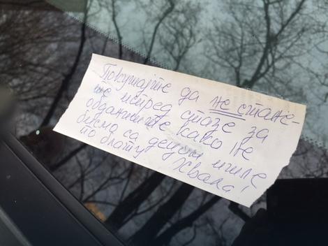 MAJKE UZVRAĆAJU UDARAC Vozač parkirao auto na stazi ka obdaništu, a ovako su Beograđanke reagovale