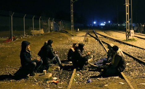 MAKEDONSKA GRANICA ZATVORENA: Migranti proveli noć u šatorima, centri puni