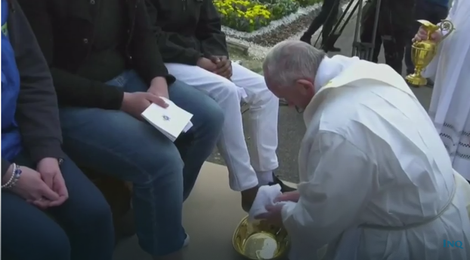 MI SMO BRAĆA Papa Franja oprao i poljubio noge MIGRANTIMA