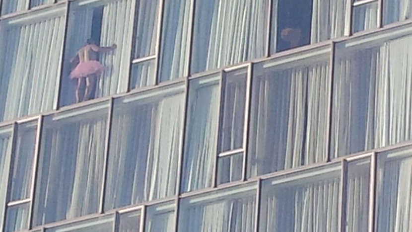 MUŽ SE VRATIO KUĆI ILI SE ŽURKA OTELA KONTROLI? Muškarac u suknji za balerine krije se iza prozora (FOTO)