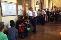 Mađarska policija natjerala izbjeglice da kleče u redu za kartu