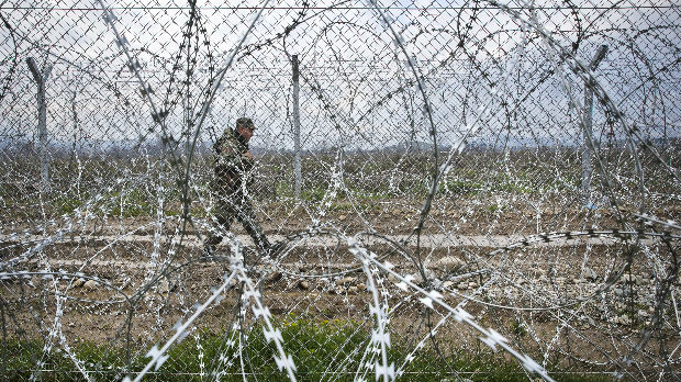 Makedonija, vojska i policija podižu ogradu oko kampa u Tabanovcima