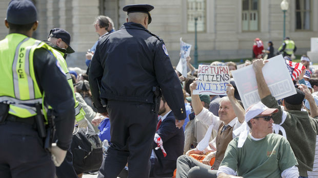 Masovna hapšenja demonstranata ispred Kapitola