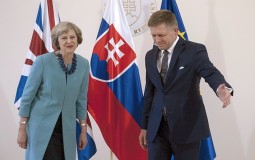 
					Mej: Britanija ne napušta Evropu, ostaje uz saveznike u NATO 
					
									