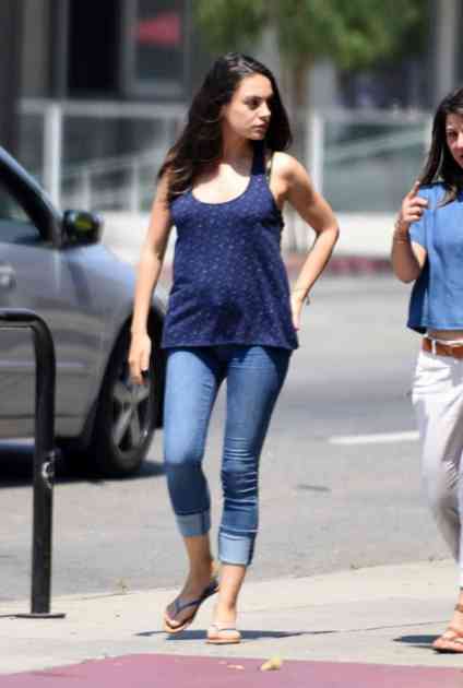 Mila Kunis prošetala trudnički trbuščić (foto)