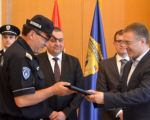 Ministar Stefanović nagradio policajca koji je spasao dva mladića