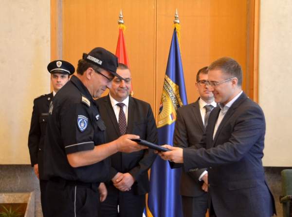 Ministar nagradio policajca koji je spasio madiće iz zapaljenog automobila