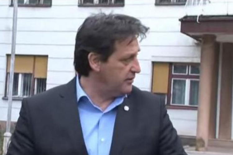Ministar otkrio da voli novinarke koje lako kleknu, pa se izvinjavao (VIDEO)