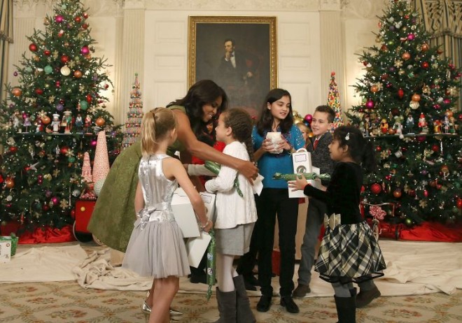 Mišel Obama otvorila vrata Bele kuće: Raskošna božićna čarolija za pamćenje (foto)