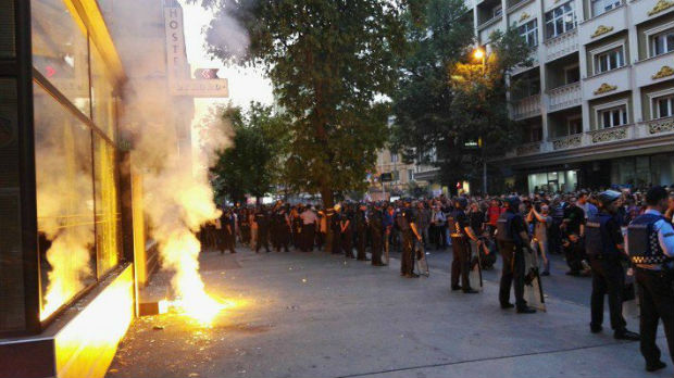 Skoplje preživelo još jedan protest, 12 uhapšenih, povređen novinar