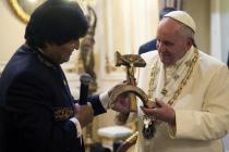 Morales poklonio papi »komunističko raspeće«