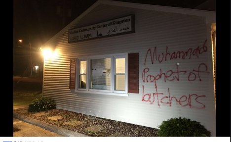 NAPAD NA DŽAMIJU U SAD: Vandali polupali prozore i ispisali antiislamske grafite